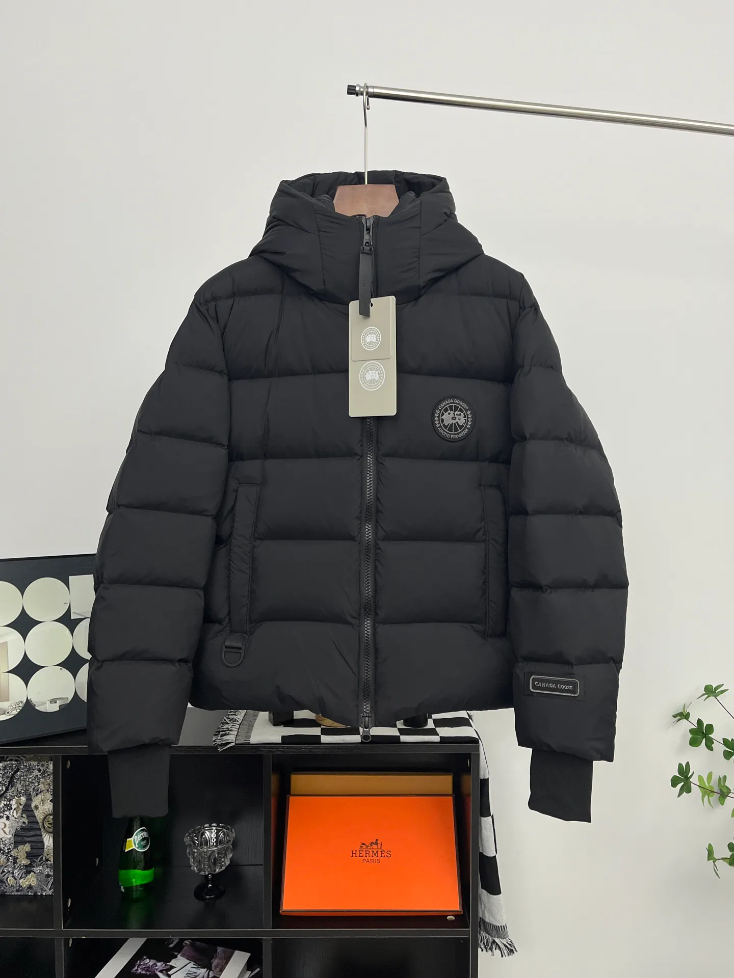 P880 CANADA GOOSE丨Ouyang Nana second generation hooded down jacket black label bread jacket for men and women, black Canada Ouyang Nana second generation latest canada goose black label is a must-have black label in the world! The latest designer styles! It has always been a favorite of fashion and is loved by fashionistas from all walks of life! Fashionable hooded cut, high-end customer-supplied fine goose down, high resilience, smooth zipper, strong and firm. Pockets on both sides can store small items, free your hands, and you can go out without worries. It can also meet the need of putting your hands in your pockets👏👏Produced by many celebrities, it can be used as a group uniform. This model uses a double-layer anti-velvet inner liner design, which has strong windproof performance and will be very warm in winter! New standard 90% goose down filling, high fluffiness, windproof hooded design. When walking outdoors, pull the collar to the highest position, put your hands in the pockets and it will be very warm. It can be easily controlled by all body types! The interior is equipped with an elastic snow skirt design for better wrapping. The simple and neat style design highlights the masculine temperament. The impeccable style is classic and never goes out of style. It is warm and practical, and it is versatile! You can enter with your eyes closed!   Filler: 90% goose down Sizes: XS S M L XL XXL